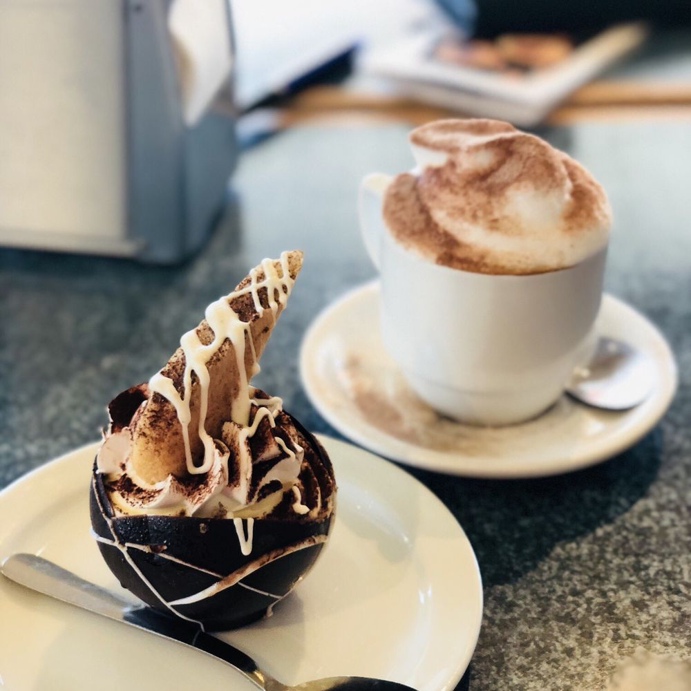 Latte with dessert